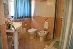 Le Dune Hotel - Porto Pollo, Sardinia. Windsurf - Kitesurf Holiday. Bathroom.